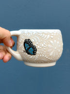 Taza Mariposas Azules (RESERVA) (ENVÍO EN APROX. 6-12 SEMANAS)