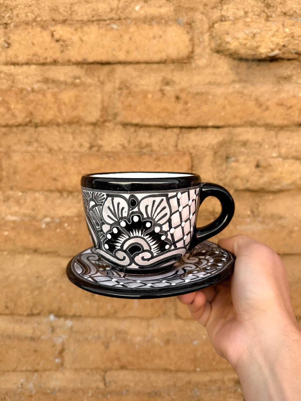 PREVENTA Taza y plato de talavera negros (ENVÍO EN APROX. 6-12 SEMANAS)