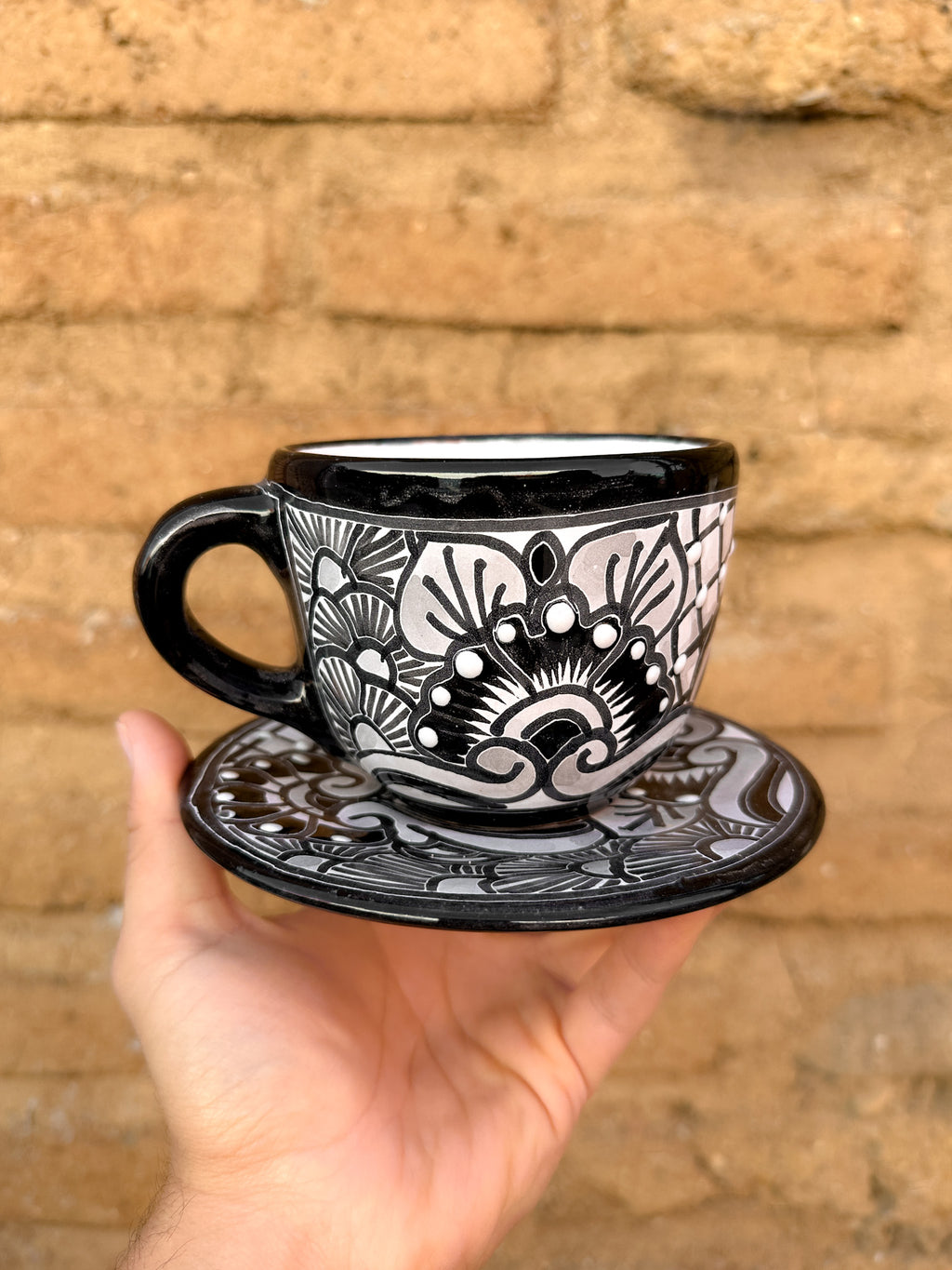 PREVENTA Taza y plato de talavera negros (ENVÍO EN APROX. 6-12 SEMANAS)