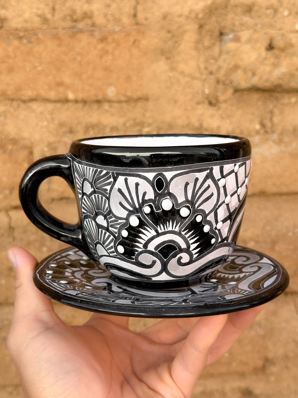 PREVENTA Taza y plato de talavera negros (ENVÍO EN APROX. 6-12 SEMANAS)