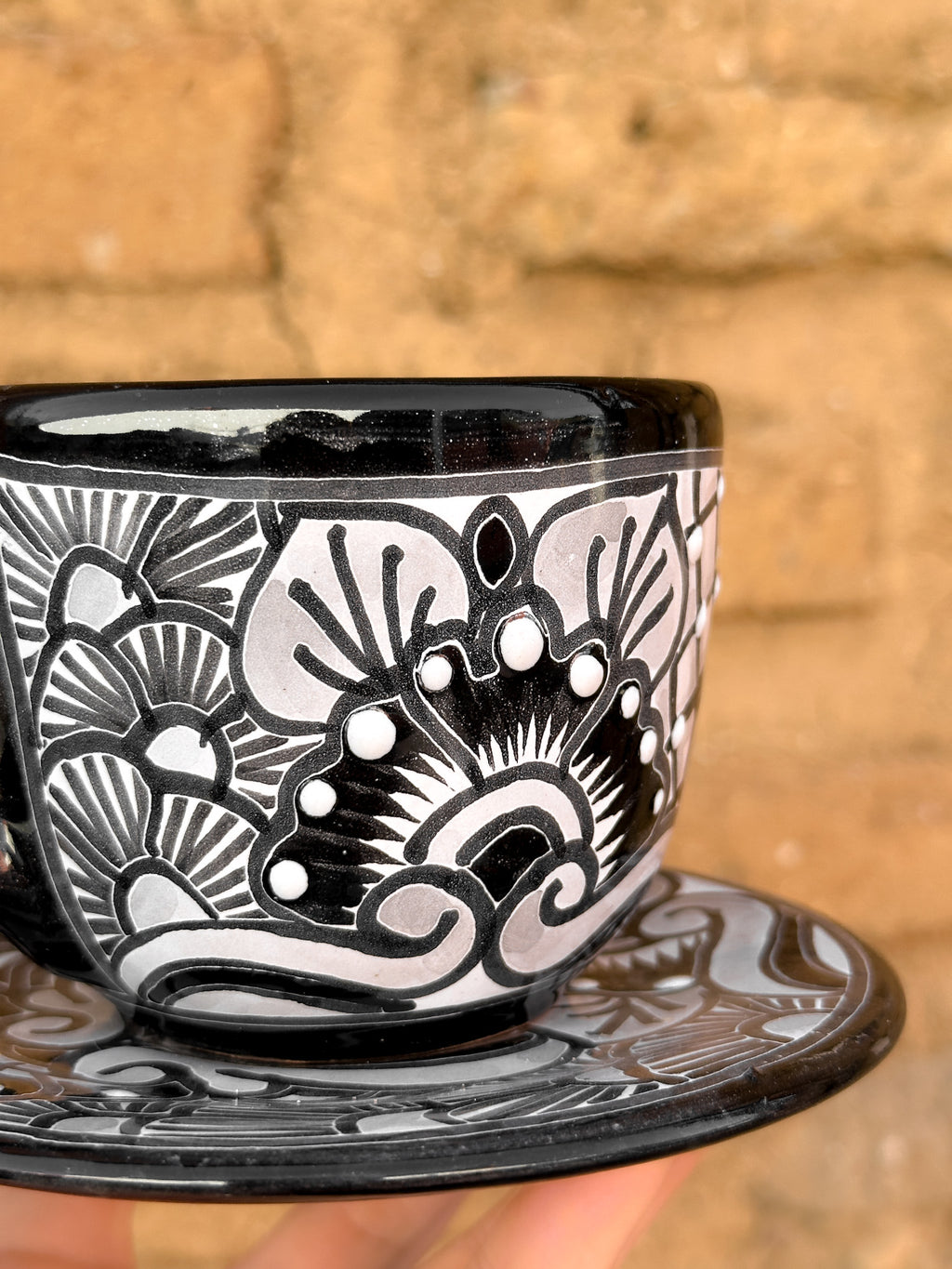 PREVENTA Taza y plato de talavera negros (ENVÍO EN APROX. 6-12 SEMANAS)