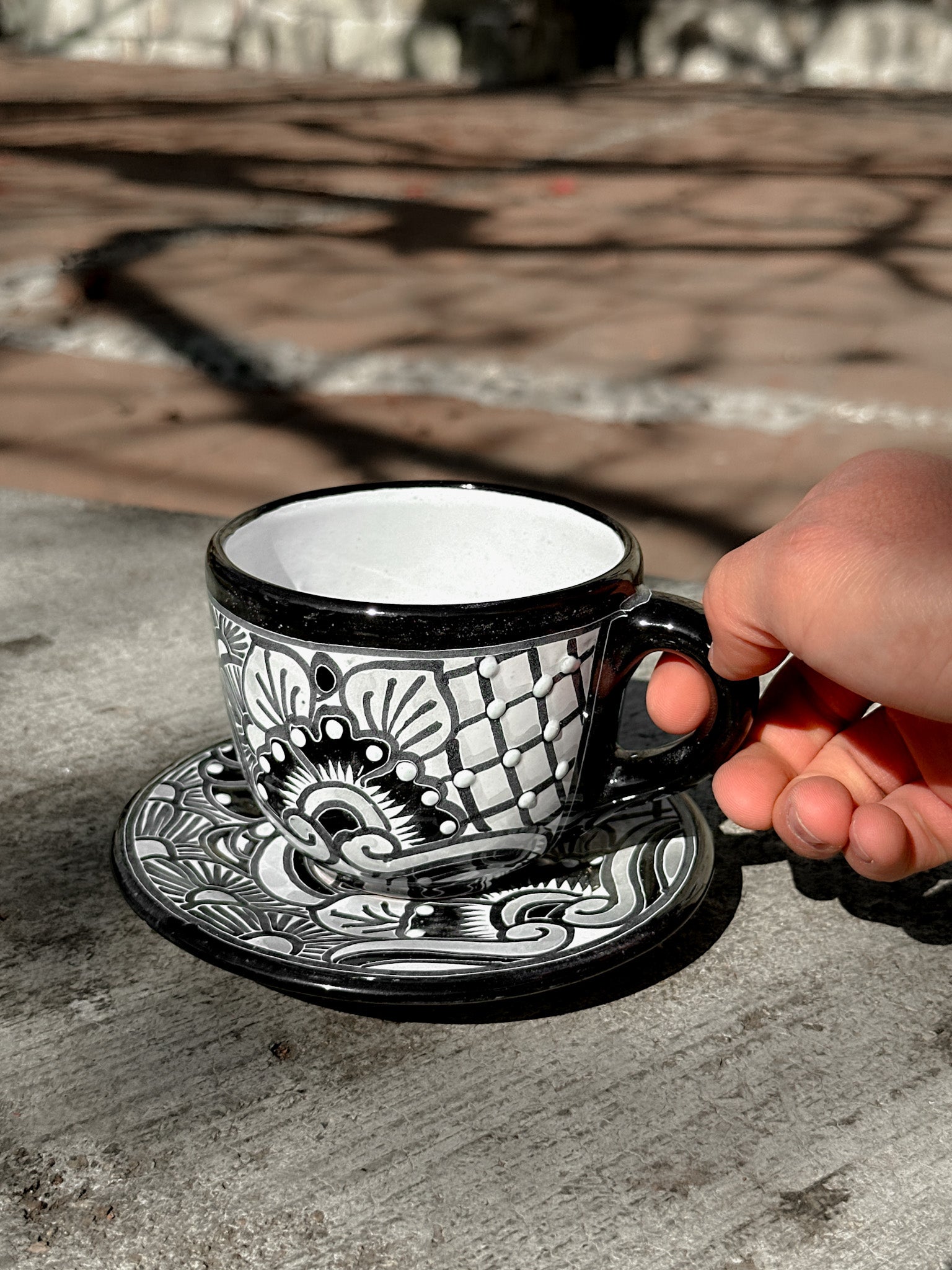 PREVENTA Taza y plato de talavera negros (ENVÍO EN APROX. 6-12 SEMANAS)
