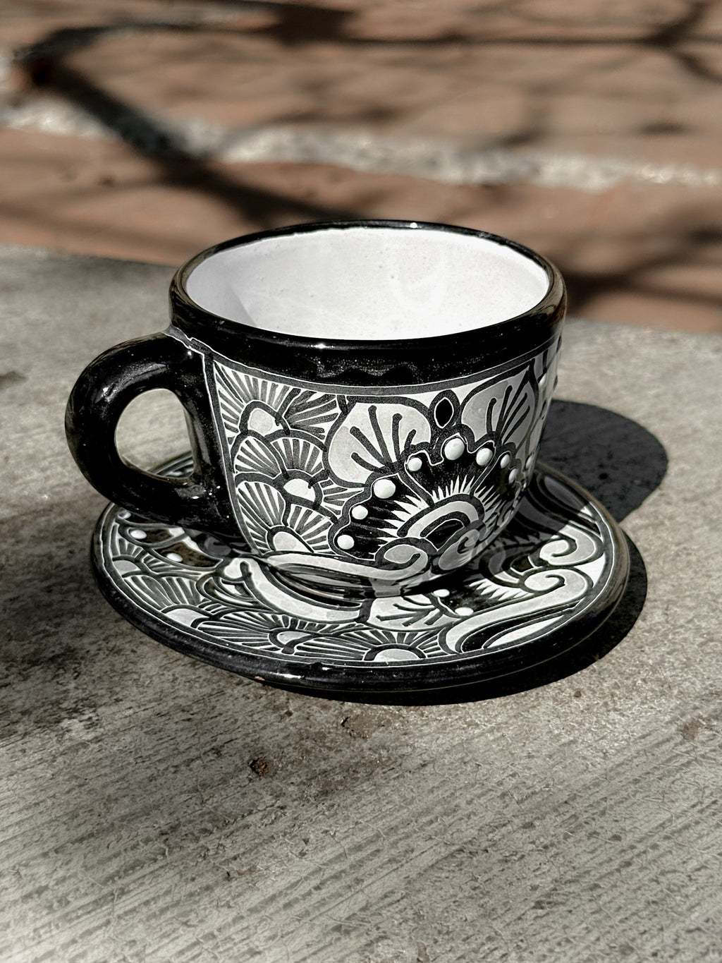 PREVENTA Taza y plato de talavera negros (ENVÍO EN APROX. 6-12 SEMANAS)