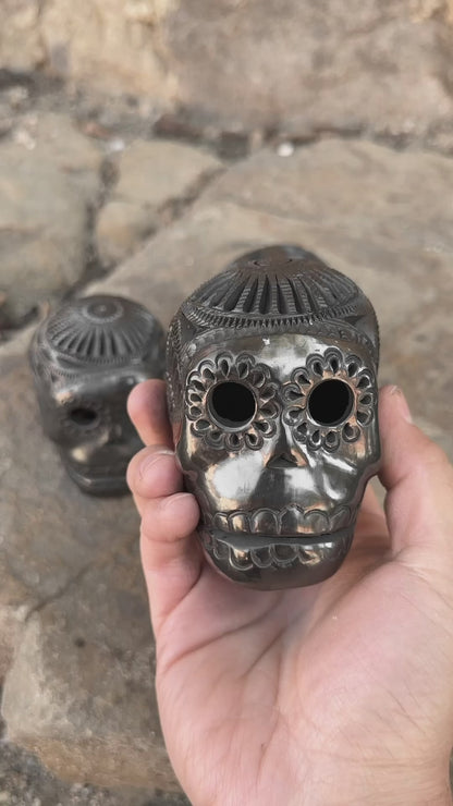 Calavera de azúcar mexicana de arcilla negra