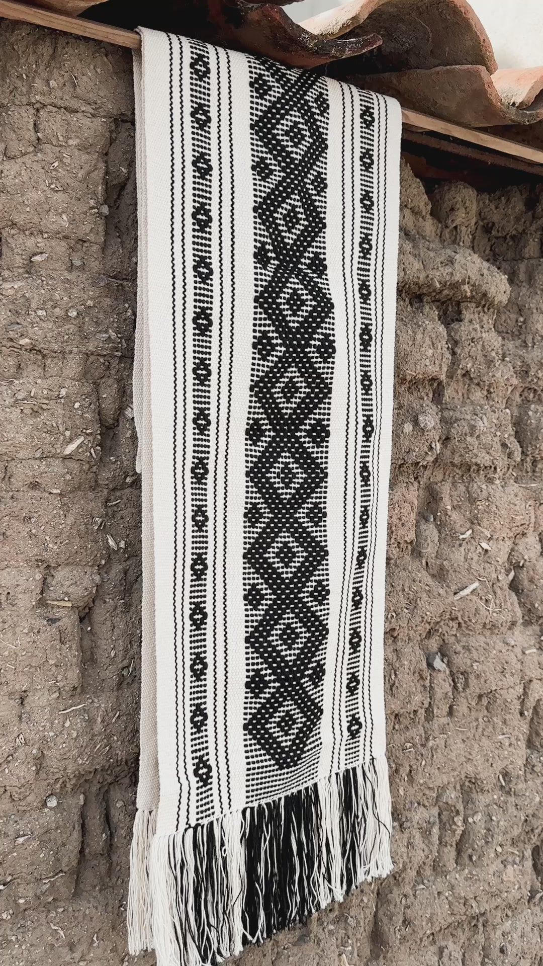 Anochecer Jalieza Table Runner