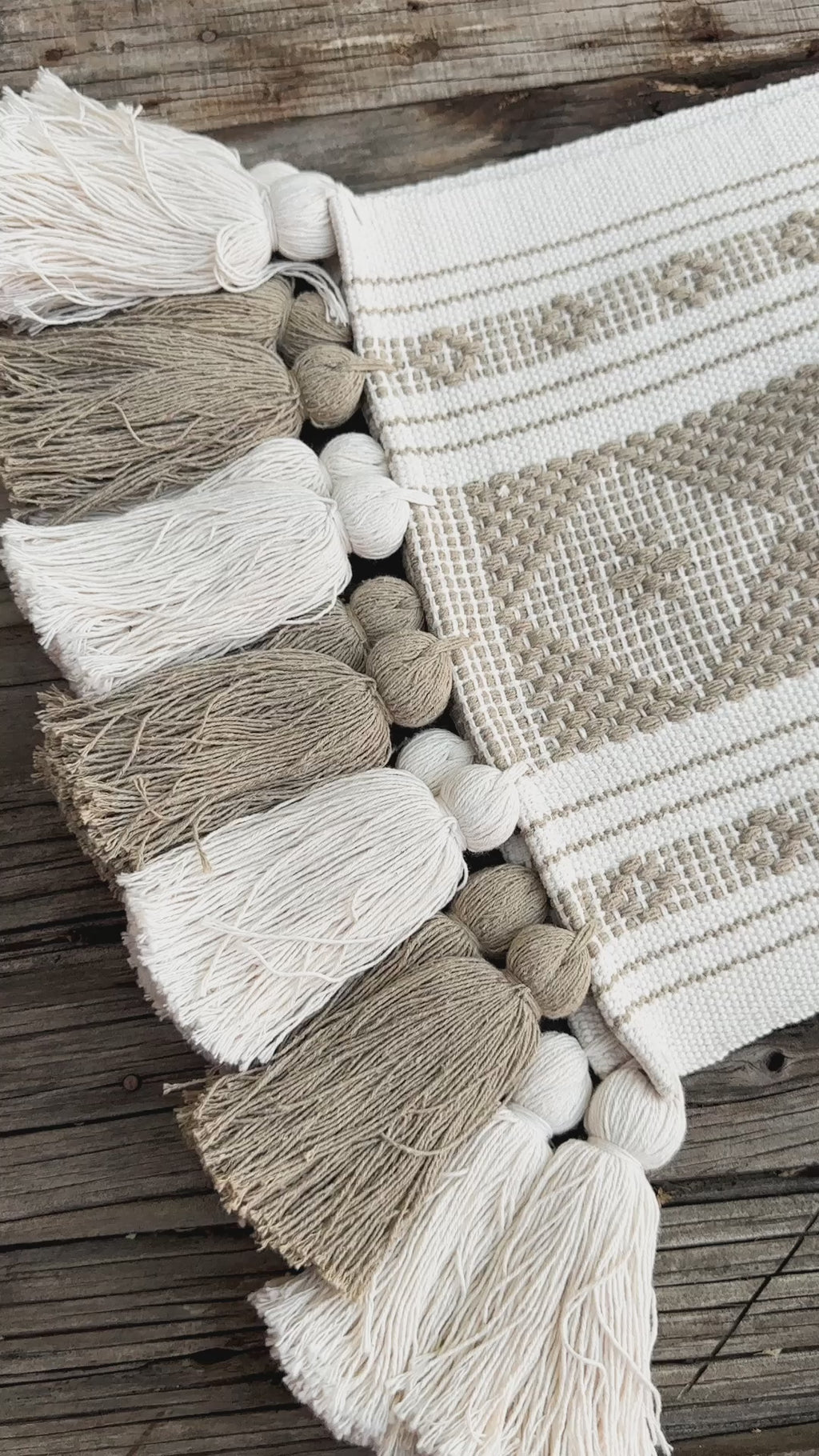 Paz Jalieza Table Runner